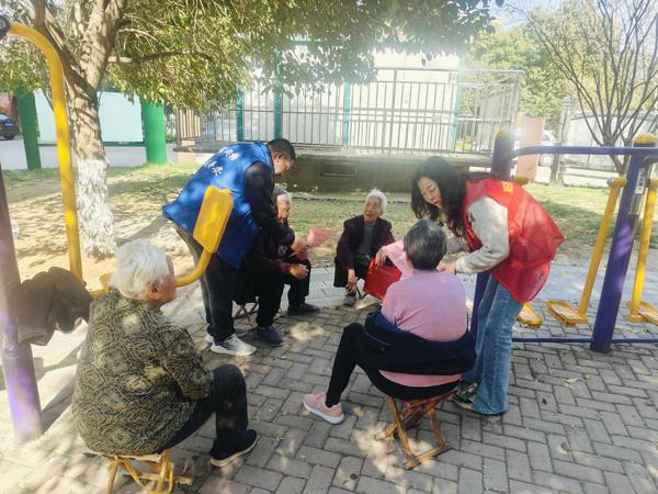 八公山区新庄孜街道开展“党建红守护生态绿”文明祭祀宣传活动