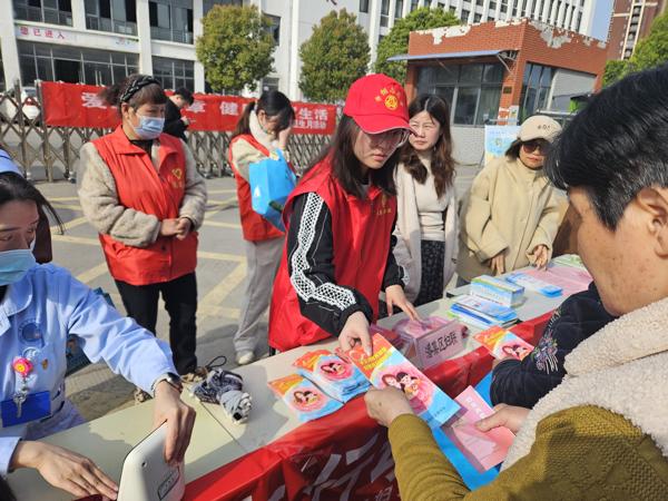 潘集区妇联“健康中国·母亲行动”点亮爱国卫生月