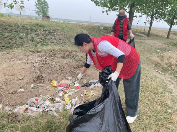八公山区八公山镇钱湖村妇联用行动守护露营地的美丽