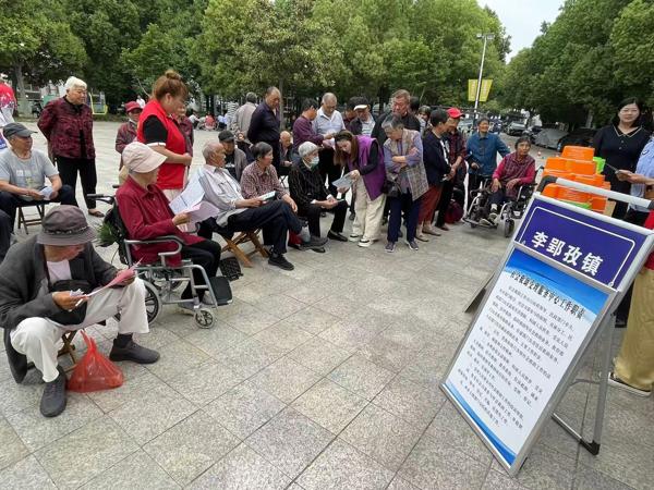 共建平安家园！谢家集区李郢孜镇春申社区妇联与综治办携手开展扫黑除恶专项宣传活动