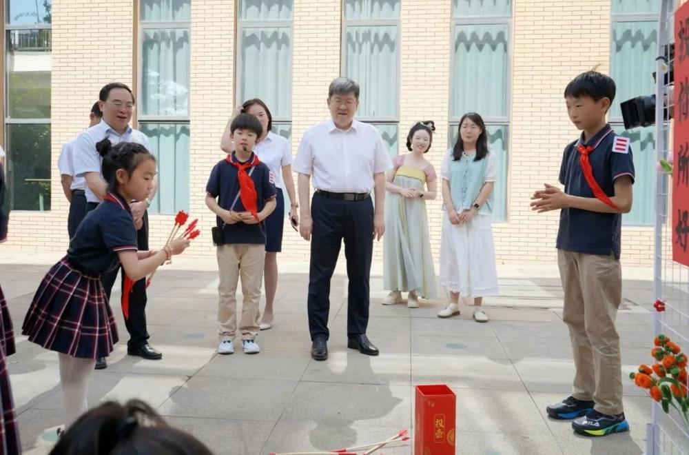 任泽锋陈儒江蔡宜骅时志远率队看望慰问少年儿童和教育工作者