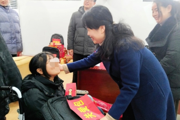 淮南市妇联赴定点帮扶村开展“新春送温暖 爱心伴成长”困境妇女儿童家庭关爱活动