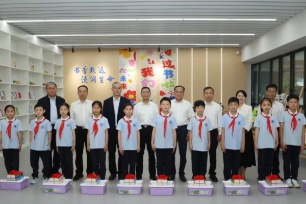 朱艾勇张志强“六一”前夕看望慰问少年儿童
