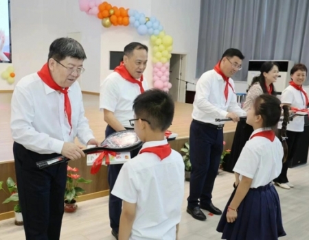 任泽锋张志强陈儒江蔡宜骅看望慰问少年儿童和教育工作者